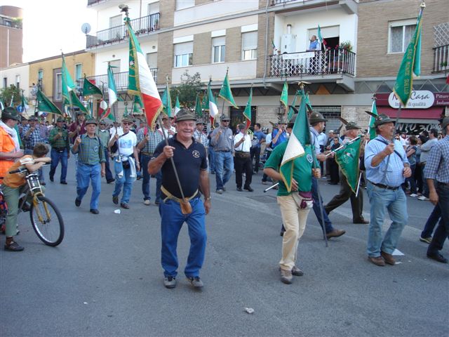 Il nostro alpini Sartori con il gagliardetto